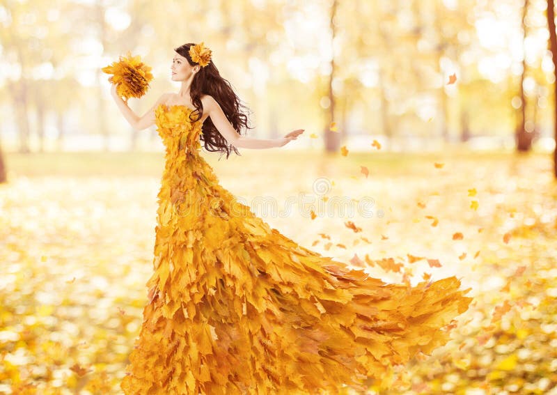 Kleid der Herbstfrau in Mode von Fallahornblättern lizenzfreie stockfotos Kleid der Herbstfrau in Mode von Fallahornblättern lizenzfreie stockfotos