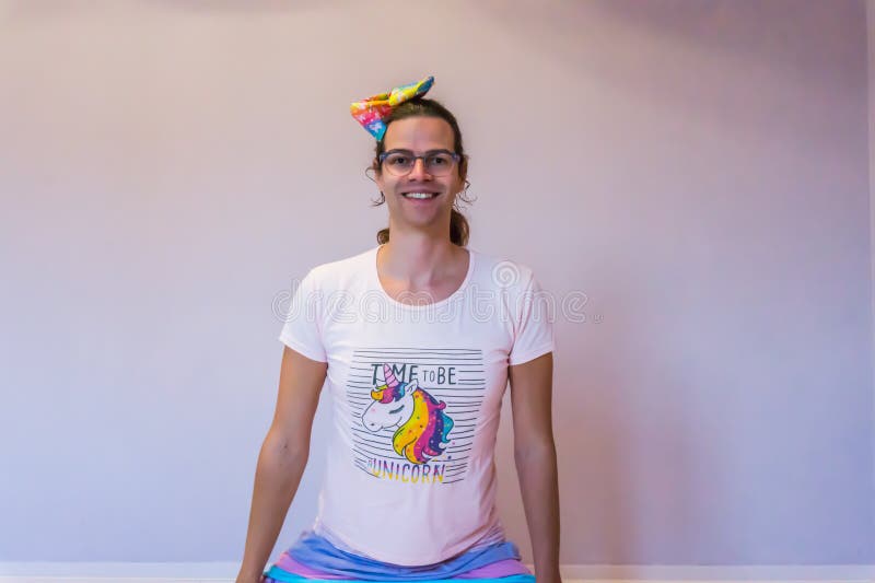 Kleidete frohes lustiges Transgendermädchen LGBT-Porträts in der Einhornausstattung an lizenzfreies stockfoto Kleidete frohes lustiges Transgendermädchen LGBT-Porträts in der Einhornausstattung an lizenzfreies stockfoto
