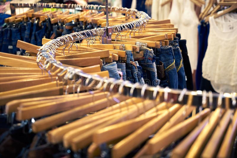 Kleidung und Kleinspeicheransicht des Shops mit Jeans TIF
