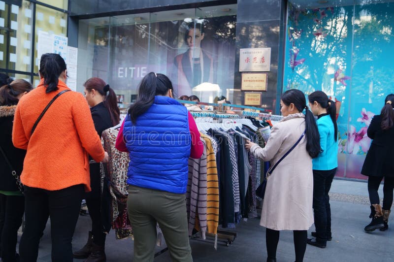 Kleidungsrabattförderungen, die Frauen im Panikkauf, in China lizenzfreie stockfotografie Kleidungsrabattförderungen, die Frauen im Panikkauf, in China lizenzfreie stockfotografie