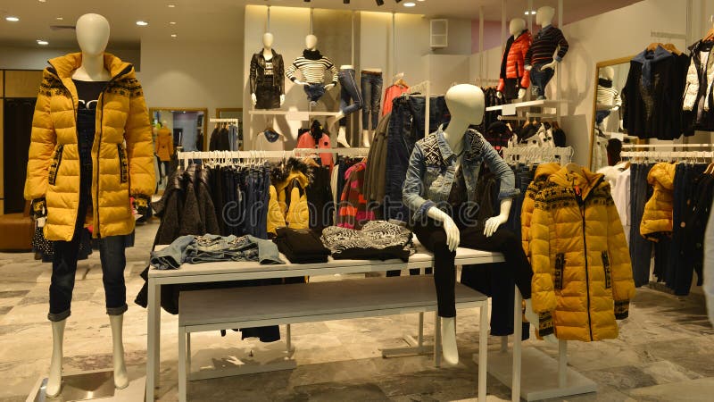 Herbst-Winter-Mode Schaufensterpuppen in einem Modegeschäft lizenzfreie stockfotografie