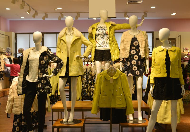 Herbst-Winter-Mode Schaufensterpuppen in einem Bekleidungsgeschäft stockfotografie