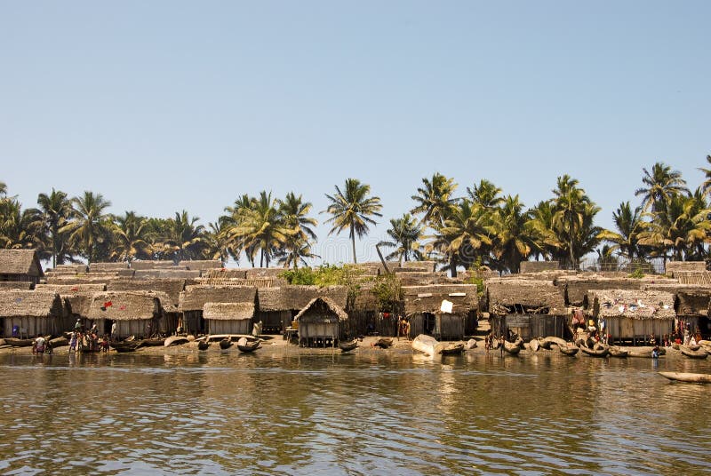 Klein, mooi vissersdorp bij zonsondergang royalty-vrije stock afbeelding
