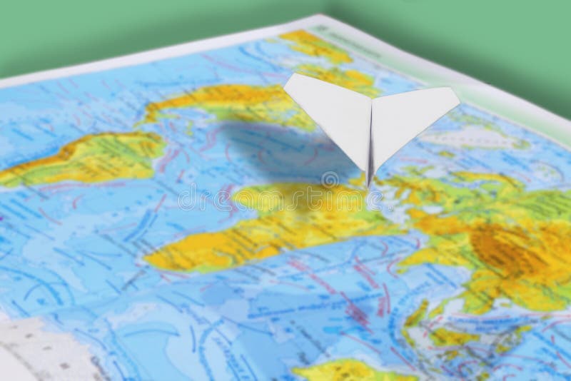 Klein document vliegtuig over een geografische kaart van de wereld Selectieve nadruk