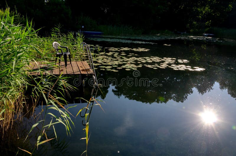 Klein dok bij de meerbezinning over water stock foto Klein dok bij de meerbezinning over water stock foto