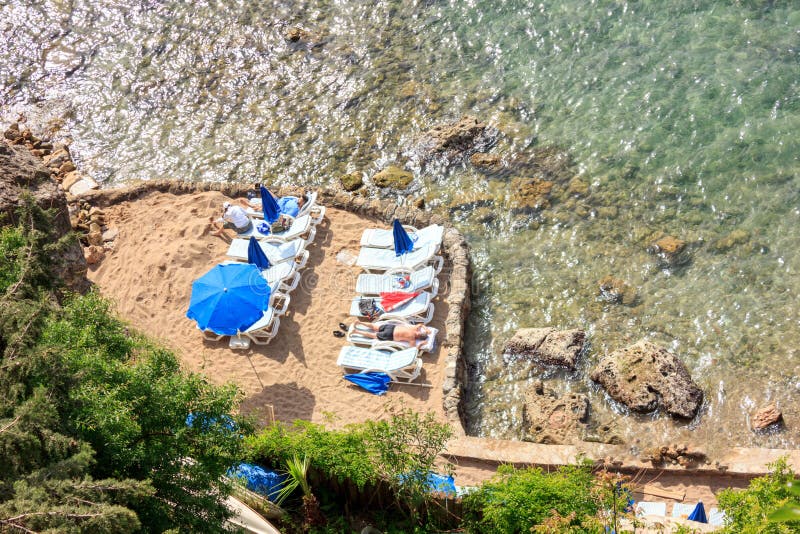 Klein gesloten priv? strand op de Middellandse Zee - Antalya, Turkije, 04 23 2019 stock foto Klein gesloten priv? strand op de Middellandse Zee - Antalya, Turkije, 04 23 2019 stock foto