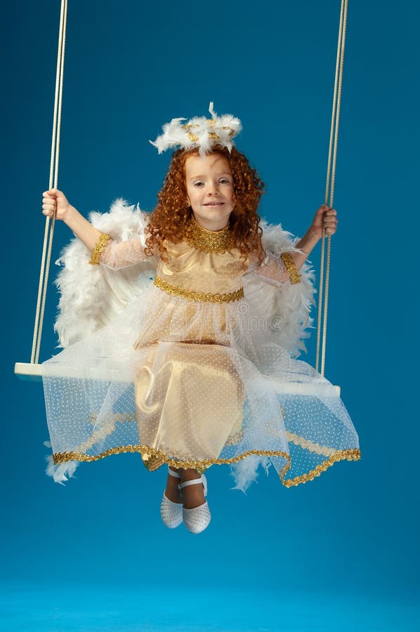 Klein meisje in de afbeelding van een engel stock foto's