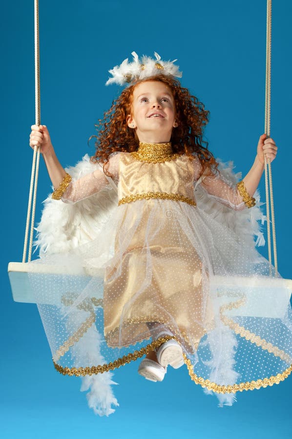 Klein meisje in de afbeelding van een engel stock foto