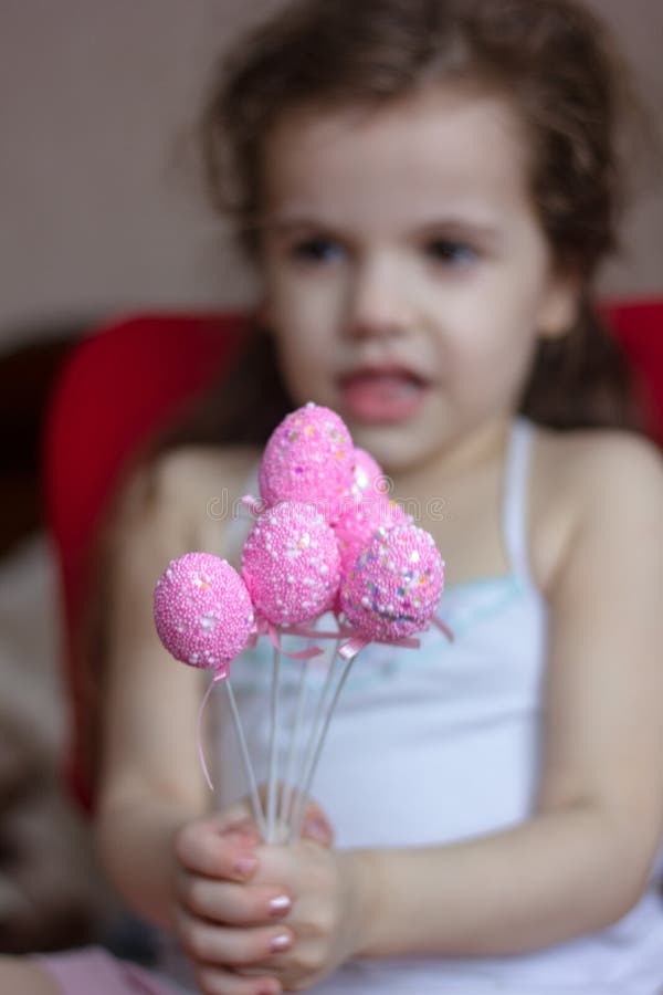 Klein meisje houdt roze eitjes in handen. royalty-vrije stock foto