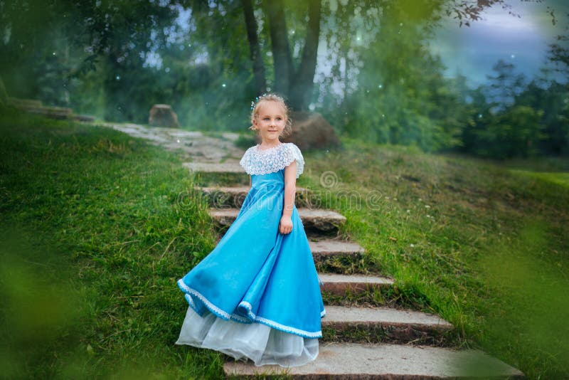 Klein Meisje Met Wit Haar in Blauwe Retro Jurk Princess Van Een Sprookje Staat Op De Trap Stock Image of manier, 171642430