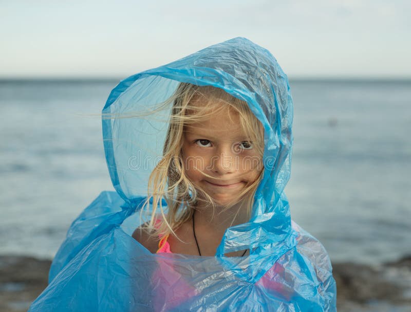 Dosering Piraat Kietelen Klein Meisje in Plastic Transparante Regenjas Op Een Winddag Op De  Strandmoody Dag Op Het Strand Stock Foto - Image of genieten, mooi:  194216506