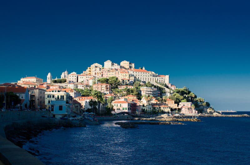Klein visserijdorp in Ligurië Horizontale mening met overzees en blauwe hemel stock fotografie Klein visserijdorp in Ligurië Horizontale mening met overzees en blauwe hemel stock fotografie