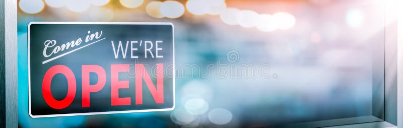 Kleinbetriebspeicherfront mit in das offene Zeichen, das hängt davon ab, ob es am Fenster stockbild
