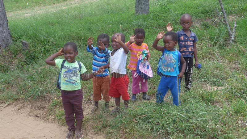 Kleine afrikanische Kinder auf dem Straßenrand lizenzfreie stockbilder Kleine afrikanische Kinder auf dem Straßenrand lizenzfreie stockbilder
