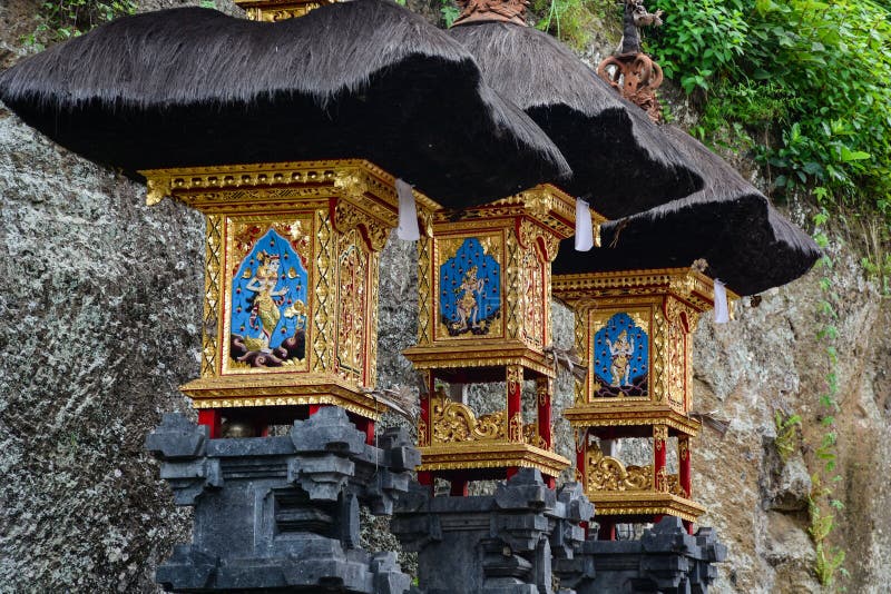 Kleine altaren bij de Hindoese tempel in Bali, Indonesië stock afbeelding Kleine altaren bij de Hindoese tempel in Bali, Indonesië stock afbeelding