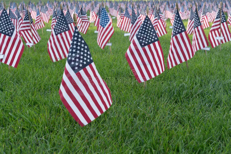 Kleine Amerikaanse Vlaggen in 9/11 gedenkteken stock afbeelding Kleine Amerikaanse Vlaggen in 9/11 gedenkteken stock afbeelding