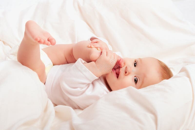 Kleine baby die haar vinger op been zuigen royalty-vrije stock foto's Kleine baby die haar vinger op been zuigen royalty-vrije stock foto's