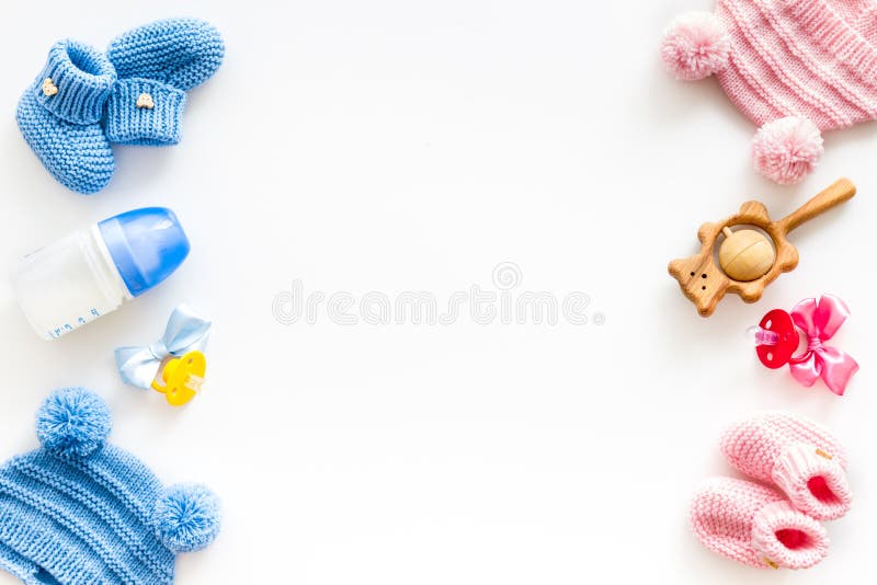 Kleine Babybekleidung Fur Jungs Und Madchen Rattle Flasche Und Dummy Auf Weissem Hintergrund Oben Auf Dem Copyspace Stockfoto Bild Von Hintergrund Madchen