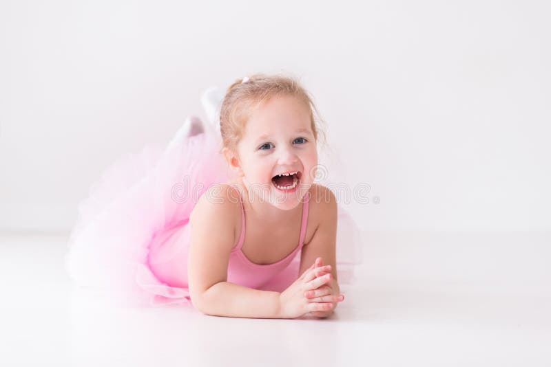 Kleine Ballerina im rosa Ballettröckchen stockfotografie Kleine Ballerina im rosa Ballettröckchen stockfotografie