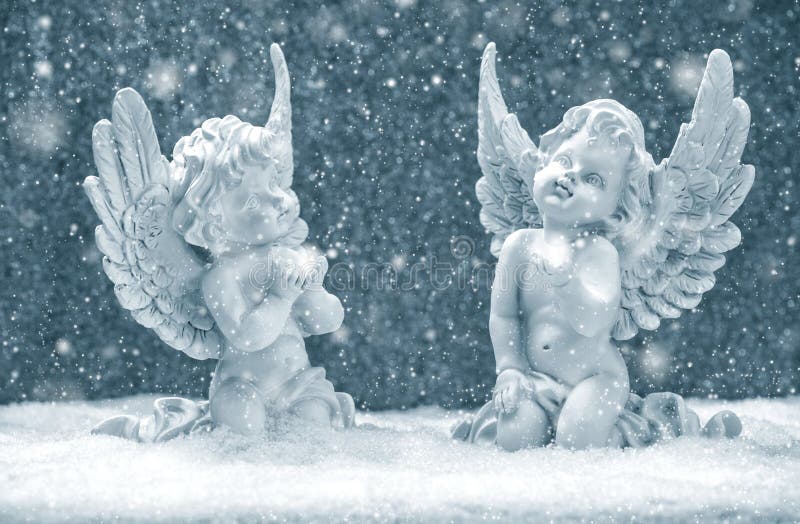 Kleine beschermengels in sneeuw De decoratie van Kerstmis