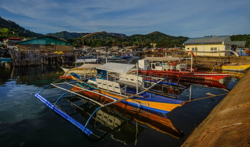 Kleine boten bij pier in Coron-Eiland royalty-vrije stock afbeelding Kleine boten bij pier in Coron-Eiland royalty-vrije stock afbeelding