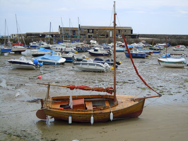 Kleine boten in haven at low tide royalty-vrije stock foto Kleine boten in haven at low tide royalty-vrije stock foto
