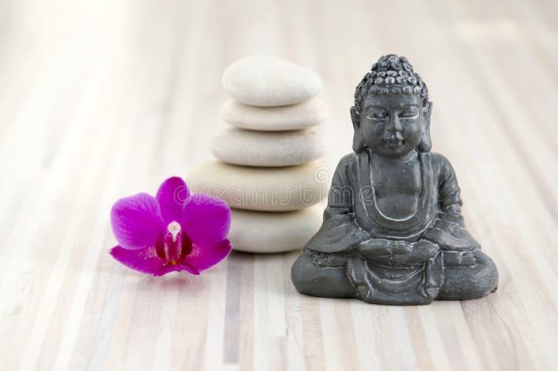 Kleine Buddha-Skulptur, Kiesel Steinhaufen, fünf weiße Steine, eine purpurrote Phalaenopsisorchideenblume lizenzfreies stockbild Kleine Buddha-Skulptur, Kiesel Steinhaufen, fünf weiße Steine, eine purpurrote Phalaenopsisorchideenblume lizenzfreies stockbild