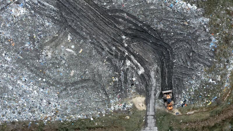 Kleine bulldozer op de stevig afvalstortplaats, Verontreiniging van afval
