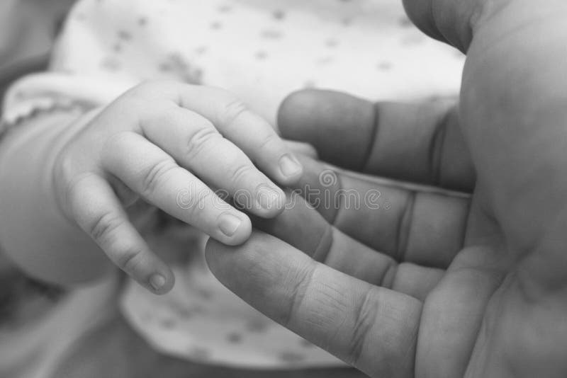Kleine child& x27; s hand in hand van volwassen ouderclose-up/zwart-witte foto in retro stijl stock afbeelding Kleine child& x27; s hand in hand van volwassen ouderclose-up/zwart-witte foto in retro stijl stock afbeelding
