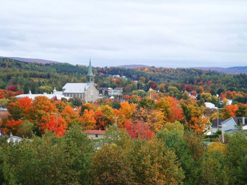 Kleine die dorpskerk door helder de herfstgebladerte wordt omringd in Quebec stock foto's Kleine die dorpskerk door helder de herfstgebladerte wordt omringd in Quebec stock foto's
