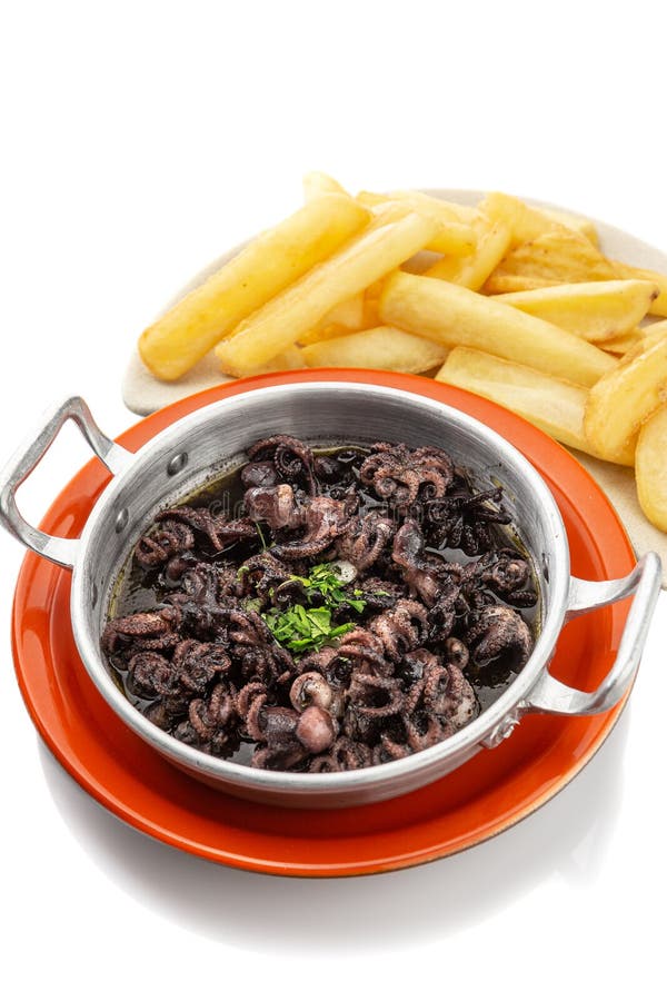Kleine die octopus met gebraden aardappels wordt gestoofd Portugese schotel stock afbeelding Kleine die octopus met gebraden aardappels wordt gestoofd Portugese schotel stock afbeelding