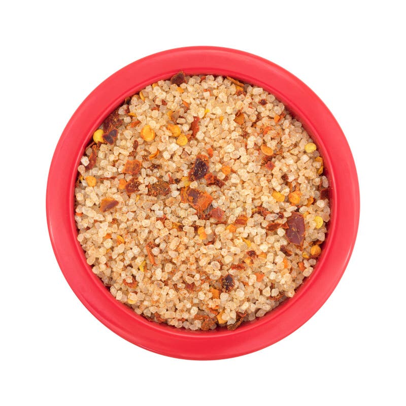 Kleine die schotel met zoute, rode Spaanse peperpeper en paprika wordt gevuld royalty-vrije stock foto Kleine die schotel met zoute, rode Spaanse peperpeper en paprika wordt gevuld royalty-vrije stock foto