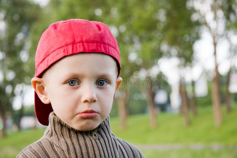 Kleine droevige jongen in openlucht royalty-vrije stock fotografie Kleine droevige jongen in openlucht royalty-vrije stock fotografie