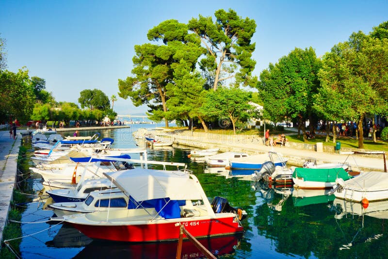 Kleine entspannende Boote, Trogir, Kroatien lizenzfreie stockfotografie Kleine entspannende Boote, Trogir, Kroatien lizenzfreie stockfotografie