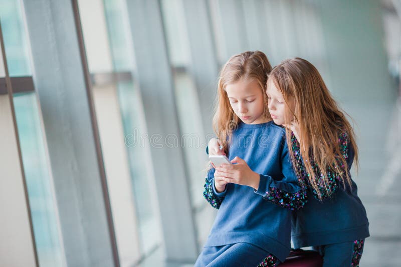 Kleine entzückende Mädchen beim dem Flughafenwartec$verschalen und Spielen mit Laptop lizenzfreies stockfoto Kleine entzückende Mädchen beim dem Flughafenwartec$verschalen und Spielen mit Laptop lizenzfreies stockfoto