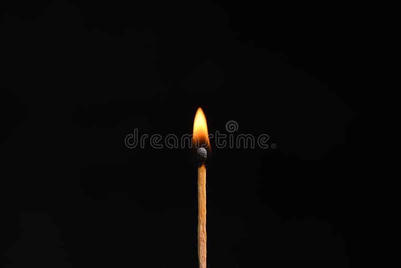 Kleine Flamme von einem hölzernen Match stockbild Kleine Flamme von einem hölzernen Match stockbild
