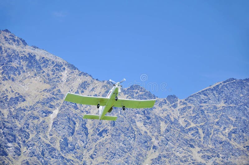Kleine Flugzeuge, die niedrig über ein Feld fliegen stockfoto Kleine Flugzeuge, die niedrig über ein Feld fliegen stockfoto