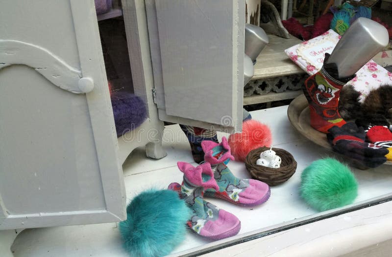 Kleine gebreide schoenen en sokken stock foto Kleine gebreide schoenen en sokken stock foto