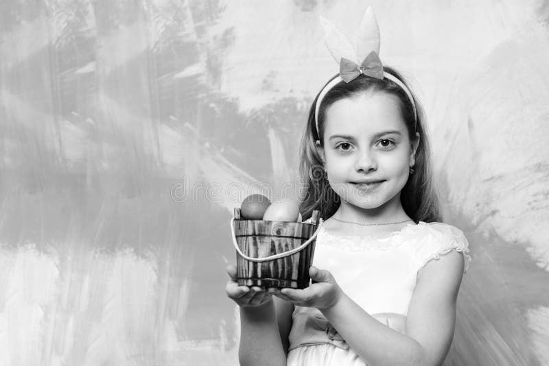 Kleine gelukkige de holdingsemmer van het babymeisje met paaseieren stock foto's Kleine gelukkige de holdingsemmer van het babymeisje met paaseieren stock foto's