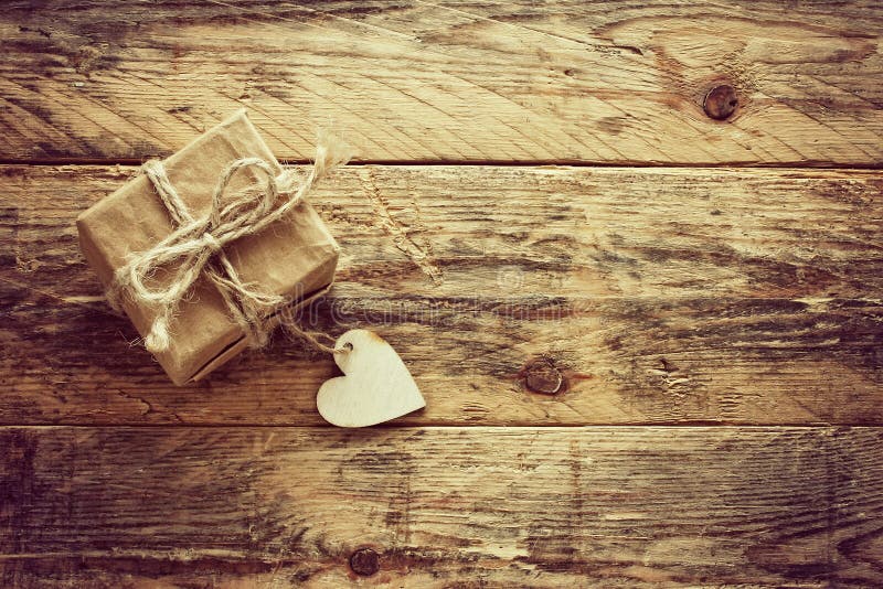 Kleine Geschenkbox des Weinlesevalentinstags stockfotos Kleine Geschenkbox des Weinlesevalentinstags stockfotos