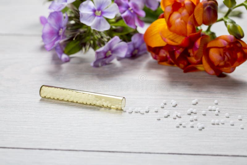 Kleine glazen buis met homeopathiedruppeltjes stock foto Kleine glazen buis met homeopathiedruppeltjes stock foto