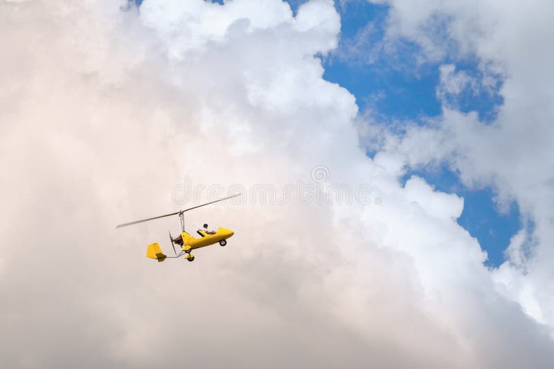 Kleine helikopter voor het tweepersoons vliegen op de bewolkte hemel royalty-vrije stock afbeelding Kleine helikopter voor het tweepersoons vliegen op de bewolkte hemel royalty-vrije stock afbeelding