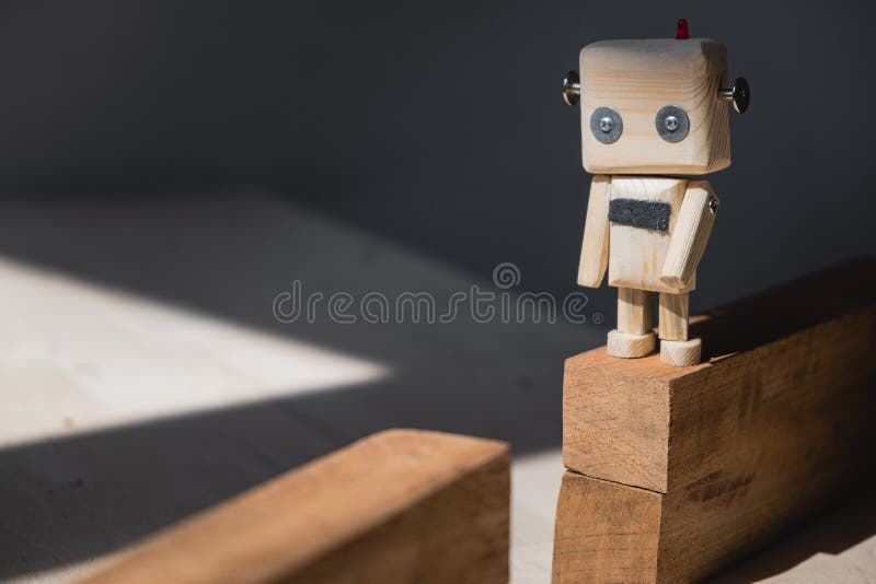 Reusachtig Destructief Voorverkoop Kleine houten robot stock foto. Image of hiaat, klip - 190968852