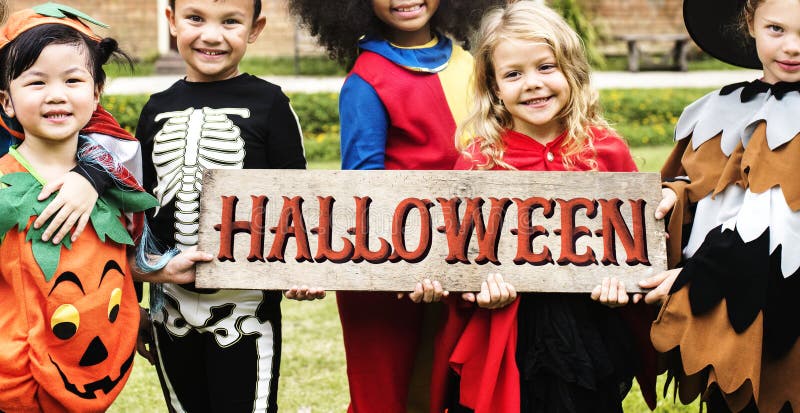 Kleine jonge geitjes bij een Halloween-partij stock fotografie Kleine jonge geitjes bij een Halloween-partij stock fotografie
