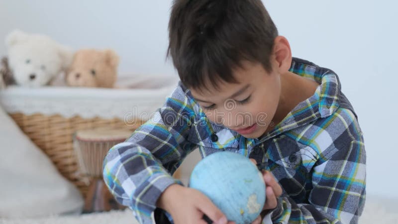 Kleine jongen die kleine handschoenen zoekt