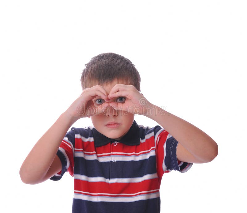 Kleine Jungenbaumusterholding übergibt Binokel stockfotos Kleine Jungenbaumusterholding übergibt Binokel stockfotos