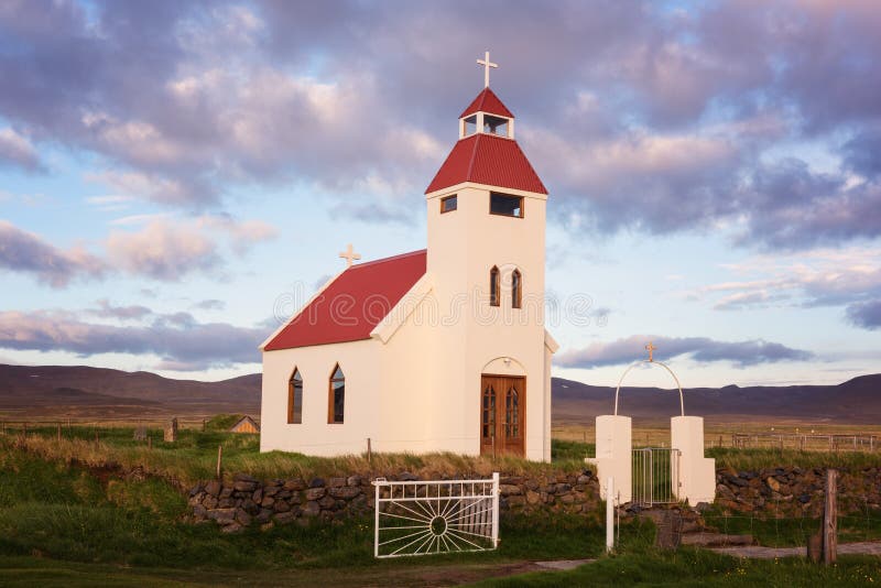Kleine kerk tegen een mooie bewolkte hemelachtergrond, landschap in zonsonderganglicht, IJsland stock foto's Kleine kerk tegen een mooie bewolkte hemelachtergrond, landschap in zonsonderganglicht, IJsland stock foto's