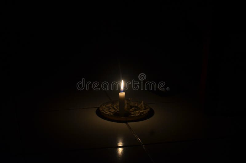 Kleine Kerzenflamme bei Stromausfall lizenzfreies stockbild