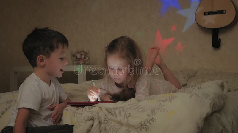 Obere Sicht Auf Die Kinder Im Bett Mit Grauer Abdeckung Kleiner Junge Und  Kleiner Junge, Bruder Und Schwester, Geschwister Spiele Stockbild - Bild  von morgen, kindheit: 179949421