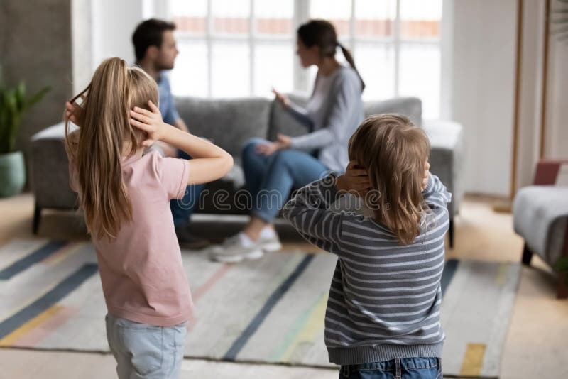 Kleine Kinder in der Nähe vermeiden es, Eltern zu hören kämpfen lizenzfreie stockfotos